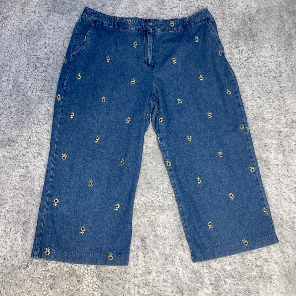 Briggs New York Women's Denim Capris With Embroidered Floral Designs 36x21 Y2K